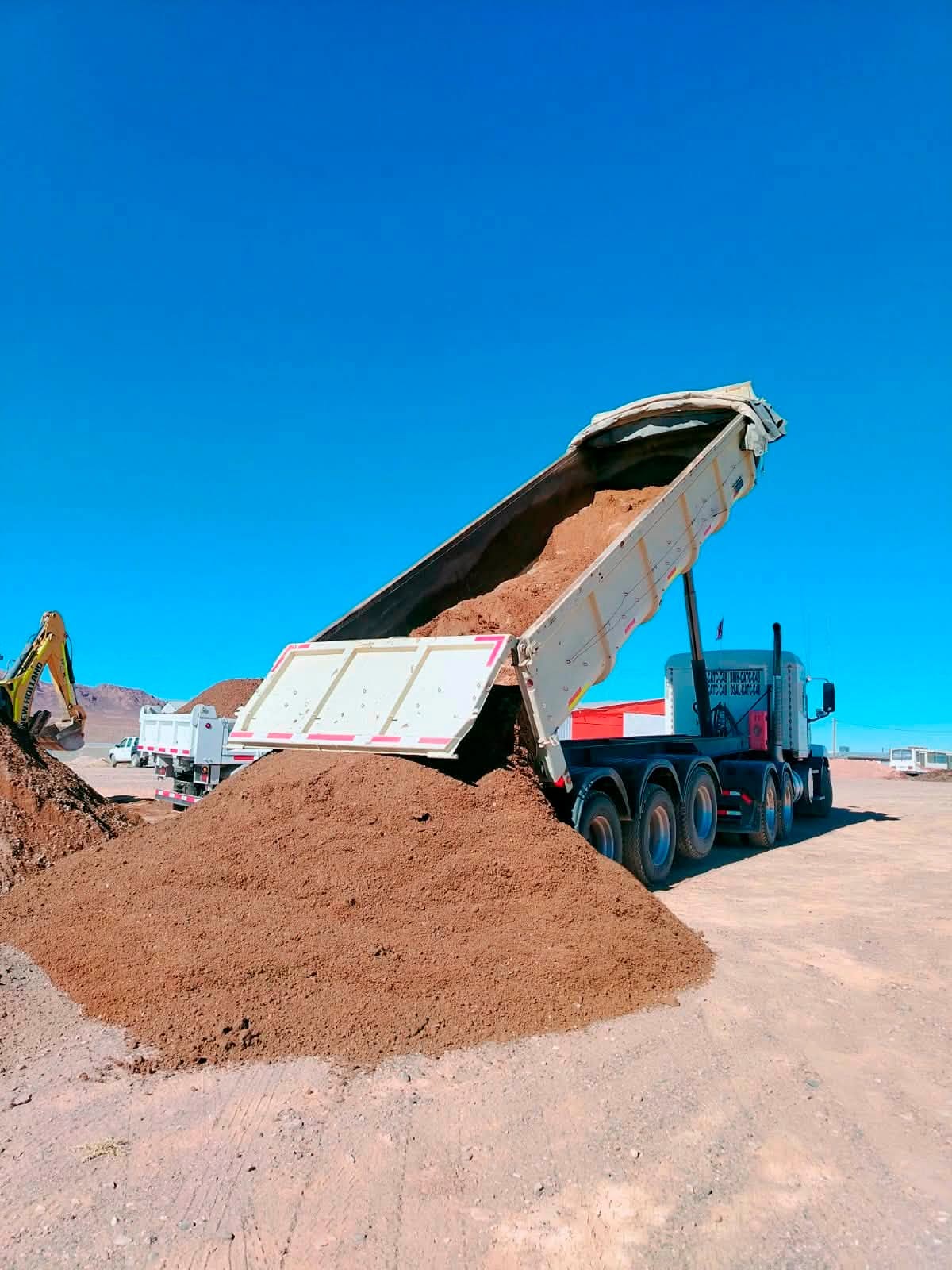 Codelco movilizó maquinaria pesada para recuperar caminos previo a la fiesta de Ayquina - imagen 1